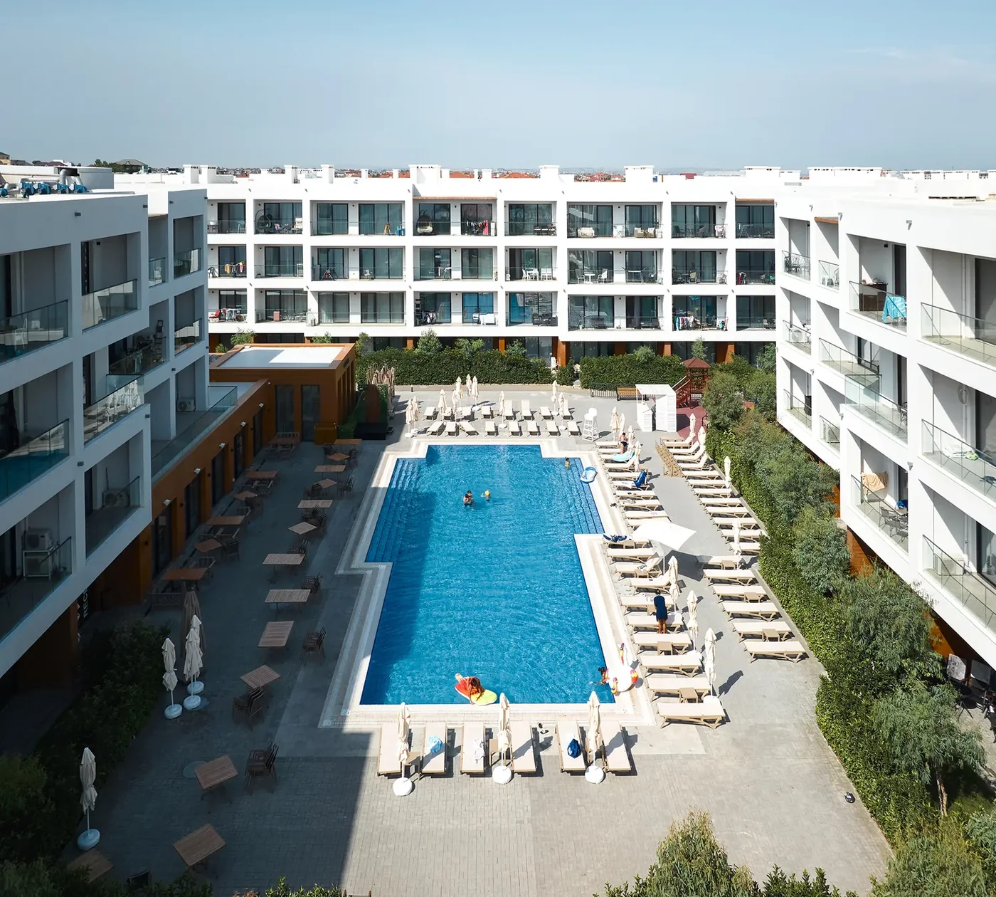 Park Residences 1: двор с бассейном и летними террасами