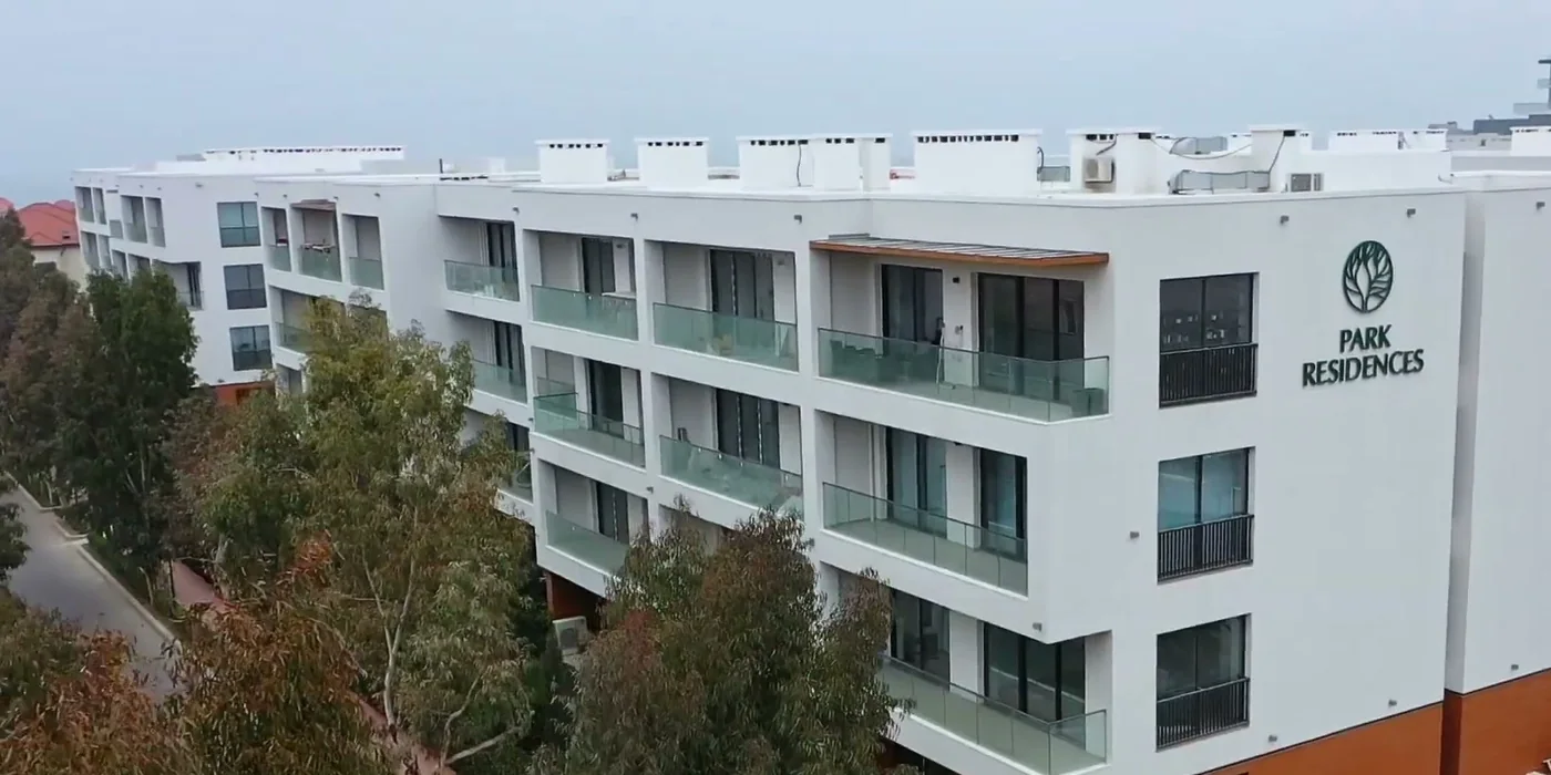 Знак Park Residences на фасаде первой очереди, 2023