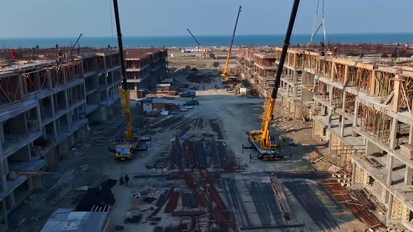 Park Residences 2: краны между корпусами, ноябрь 2023