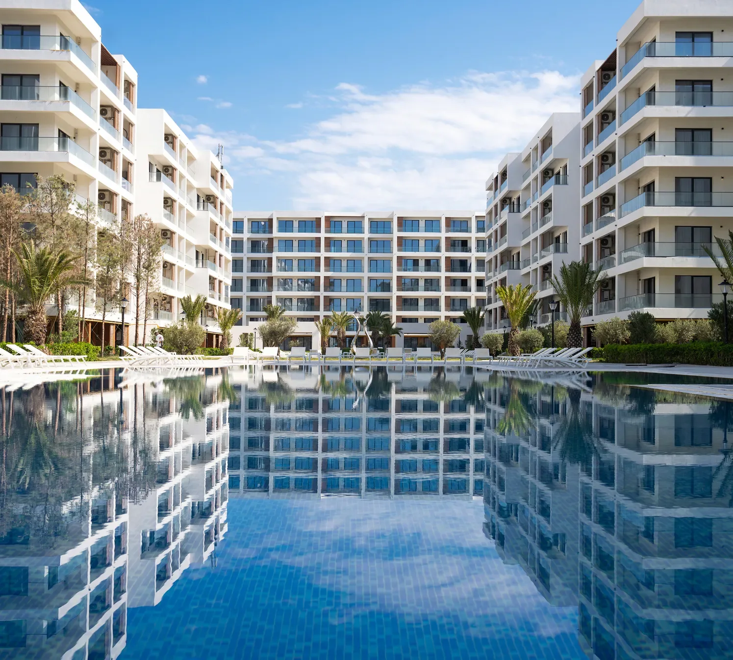 Park Residences 2: бассейн между корпусами